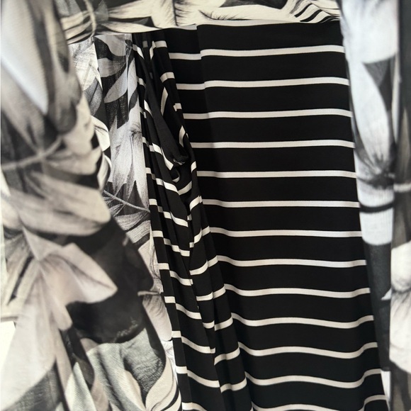 ❤️* CATHERINE'S BLACK/GRAY TROPICAL PRINT TOP w/att Cami/Tank PLUS SIZE: 2X - Picture 6 of 8